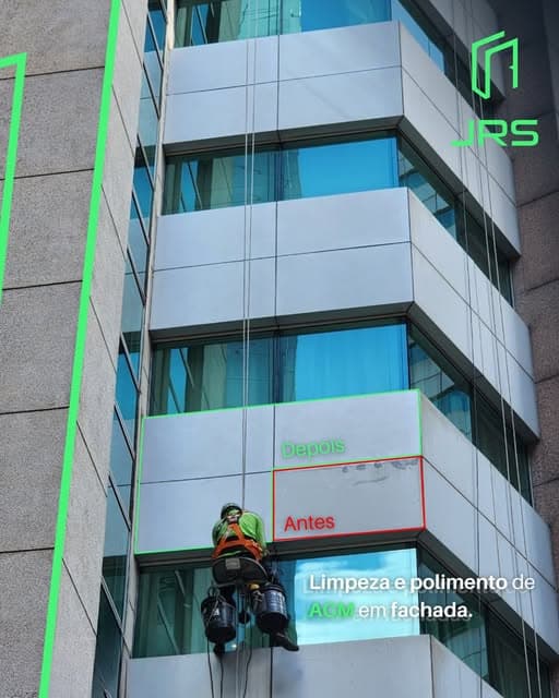 Limpeza e polimento de ACM em fachada